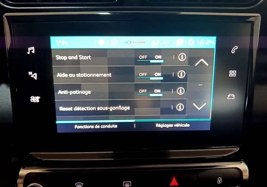 Écran tactile central du tableau de bord du Citroën C3 Aircross blanc, affichant les réglages d'aide à la conduite.