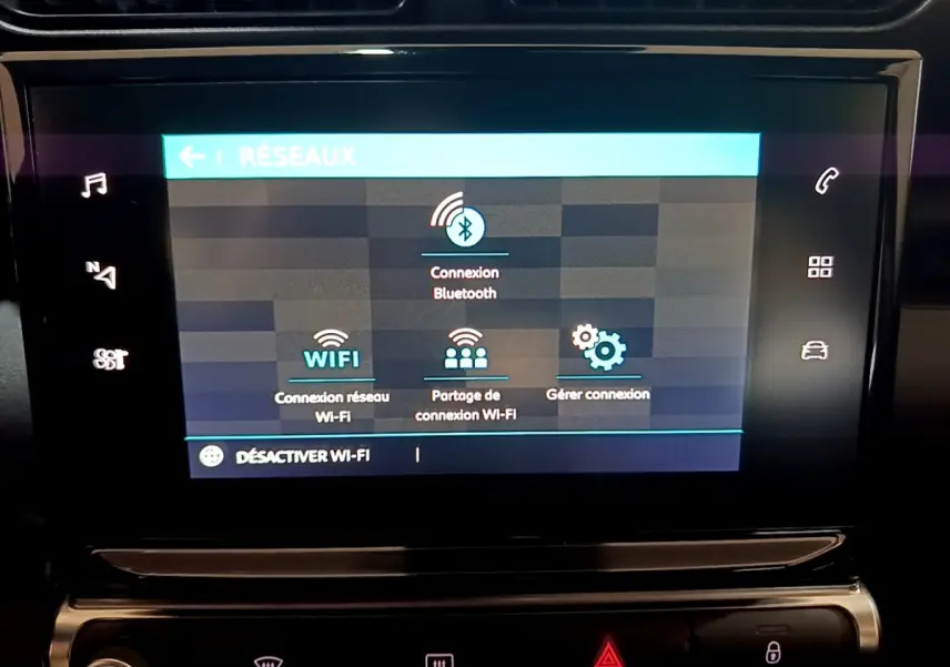 Écran tactile central du Citroën C3 Aircross blanc de 2019 affichant les options de connexion réseau Wi-Fi et Bluetooth.