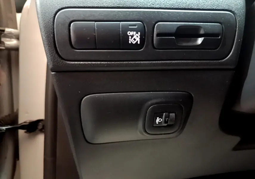 Gros plan sur les commandes noires du tableau de bord côté gauche du Citroën C3 Aircross blanc de 2019.