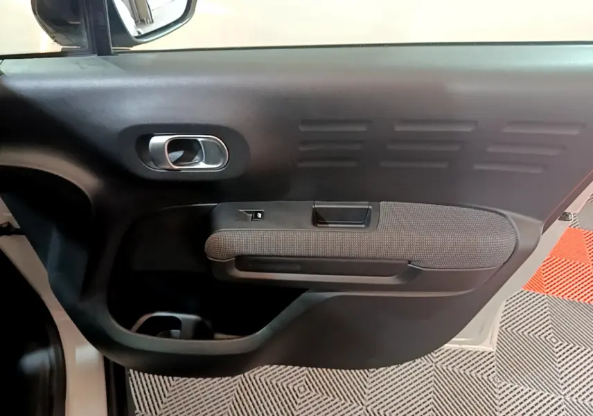 Vue intérieure de la porte côté gauche noire avec poignée argentée du Citroën C3 Aircross blanc 2019