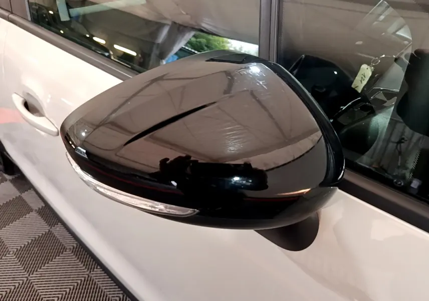 Rétroviseur noir brillant côté gauche du Citroën C3 Aircross blanc, avec clignotant intégré visible en gros plan.