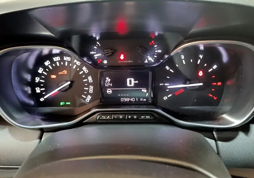 Tableau de bord du Citroën C3 Aircross 2019, affichage numérique central et compteurs analogiques éclairés.