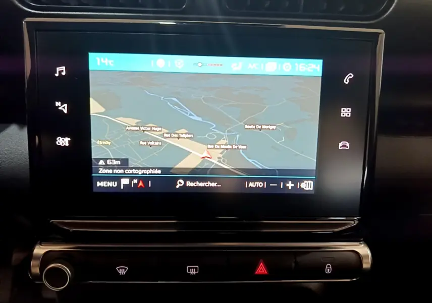 Écran tactile central affichant la navigation dans le tableau de bord noir du Citroën C3 Aircross blanc, version 2019.