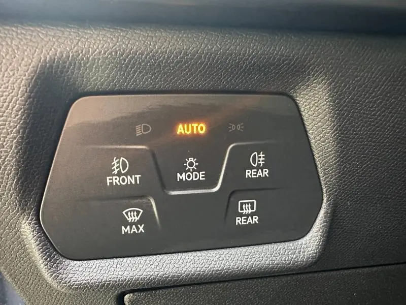 Panneau de commande des feux avec mode automatique allumé dans l'habitacle du CUPRA Formentor gris 2025.