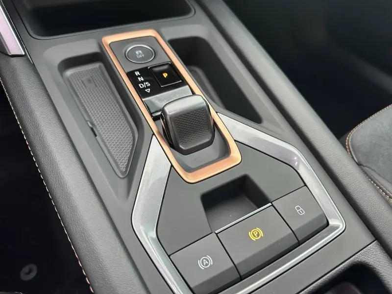 Console centrale du CUPRA Formentor 2025 gris, avec levier de boîte auto et boutons de frein à main électronique.