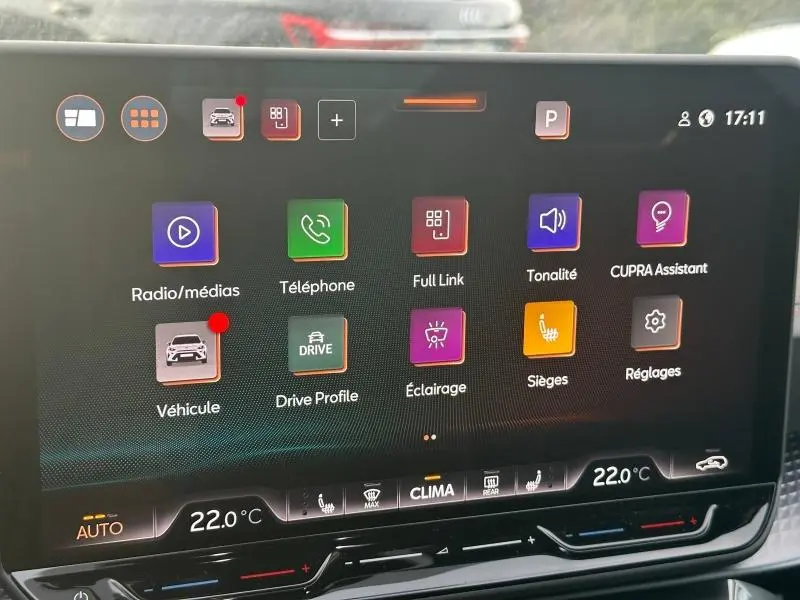 Écran tactile central du tableau de bord du CUPRA Formentor gris 2025 affichant les menus de navigation et climatisation à 22°C.