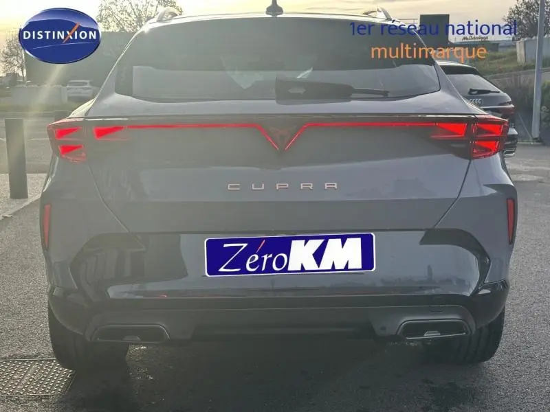 Vue arrière d'un CUPRA Formentor gris 2025 avec feux LED reliés et double sortie d'échappement intégrée.