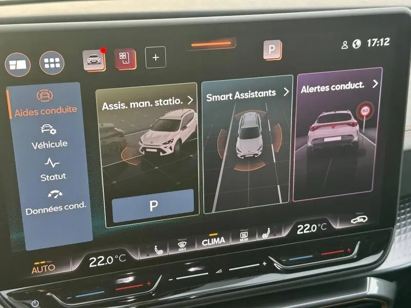 Écran tactile du tableau de bord du CUPRA Formentor gris 2025 montrant les aides à la conduite et alertes au stationnement.