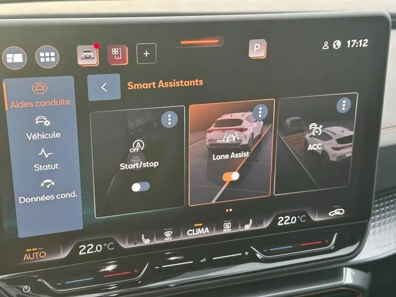 Écran tactile intérieur du CUPRA Formentor 2025 montrant les assistants de conduite avec interface moderne et température à 22°C.