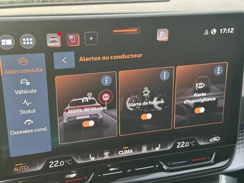 Écran tactile intérieur affichant les alertes conducteur du CUPRA Formentor gris, vue rapprochée du tableau de bord numérique.