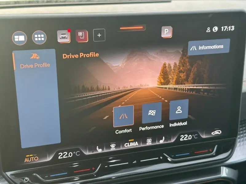 Écran tactile intérieur du CUPRA Formentor 2025 montrant les modes de conduite avec interface moderne et température à 22°C.