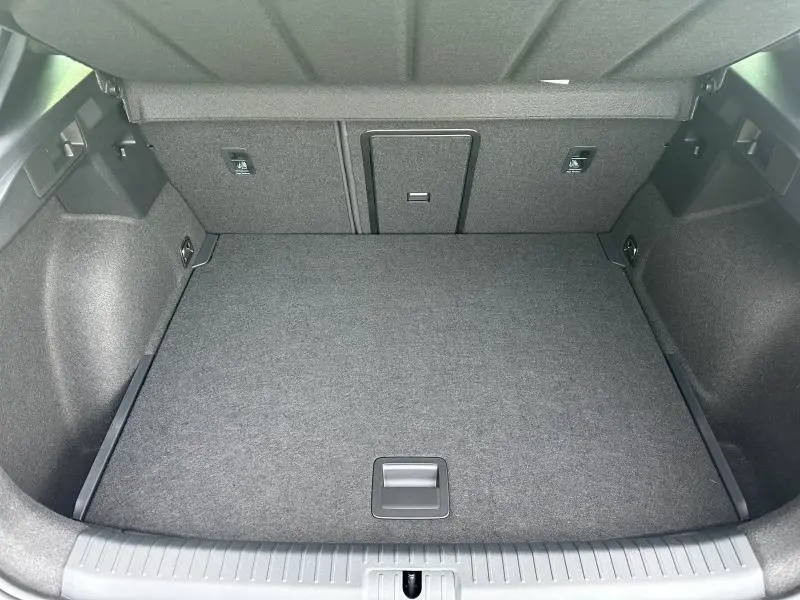 Coffre spacieux et propre du CUPRA Formentor gris 2025, vue plongeante sur l’espace de chargement vide et bien fini.