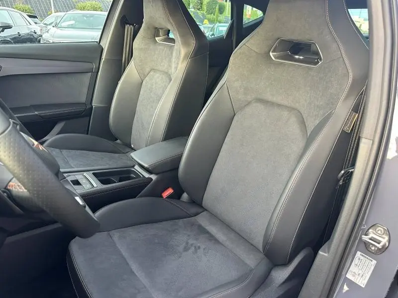 Intérieur du CUPRA Formentor 2025 gris, vue côté conducteur sur sièges sport en cuir et alcantara avec surpiqûres contrastées.