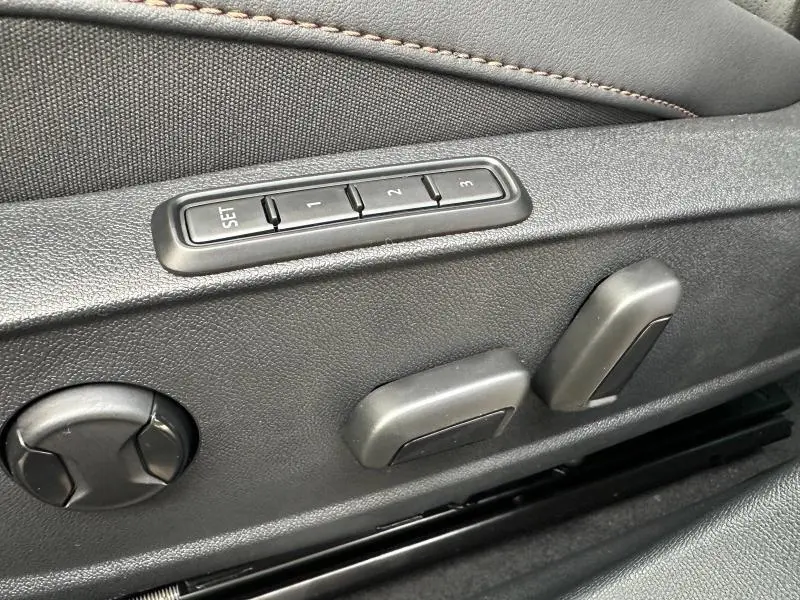 Boutons de réglage électrique des sièges avec mémoire sur le côté gauche d'un CUPRA Formentor gris 2025.