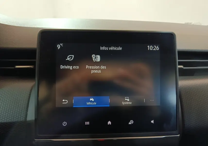 Écran tactile central de la Renault Clio gris clair 2023 affichant les infos véhicule à 10h26.
