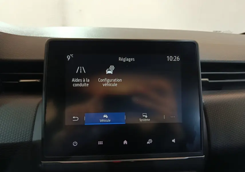 Écran tactile central de la Renault Clio gris clair, affichant les réglages d’aides à la conduite et configuration véhicule.