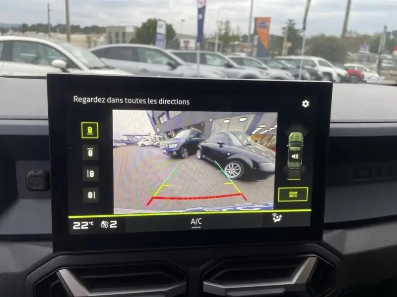Vue depuis l'écran intérieur montrant la caméra de recul du Dacia Duster gris schiste, angle arrière droit, 2025.