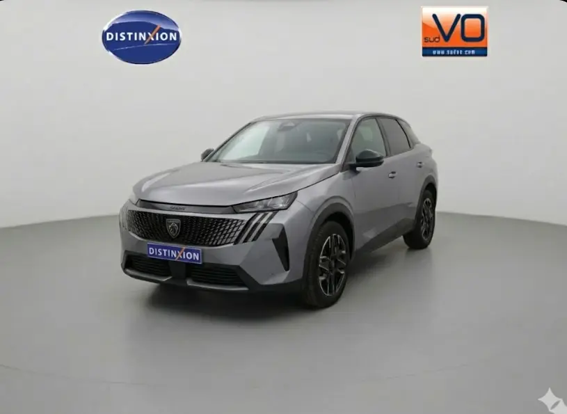 Peugeot 3008 Hybrid 145 e-DCS6 Allure gris en 3/4 avant droit avec jantes alliage 19 pouces dans studio blanc.