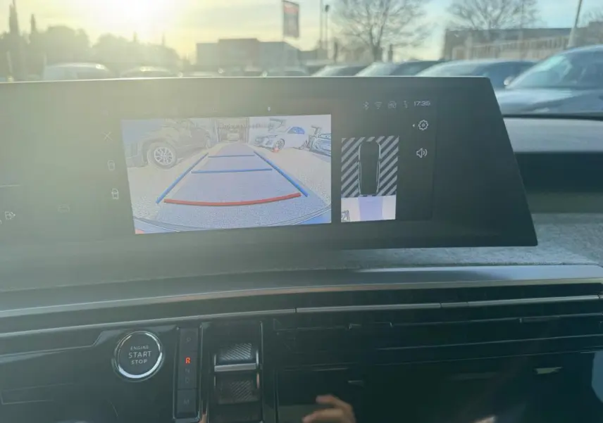 Vue intérieure du cockpit numérique du Peugeot 3008 Hybrid 145 Allure, écran affichant la caméra de recul en lumière naturelle.