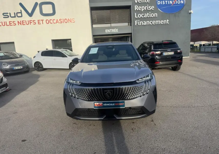 Peugeot 3008 Hybrid gris vue de face, mettant en valeur la calandre distinctive et les phares LED fins.