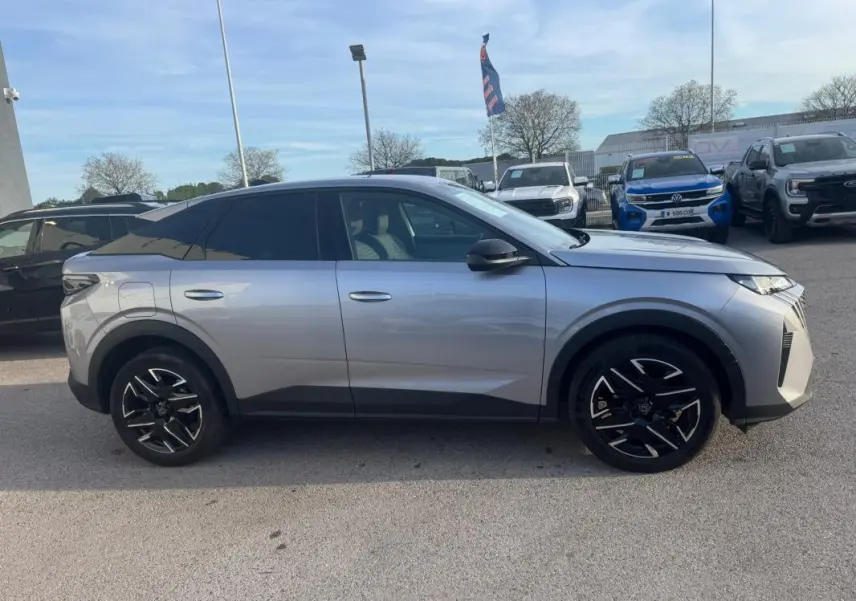 Peugeot 3008 Hybrid gris vue de profil côté gauche, avec jantes alliage noires 19 pouces et toit noir contrasté.