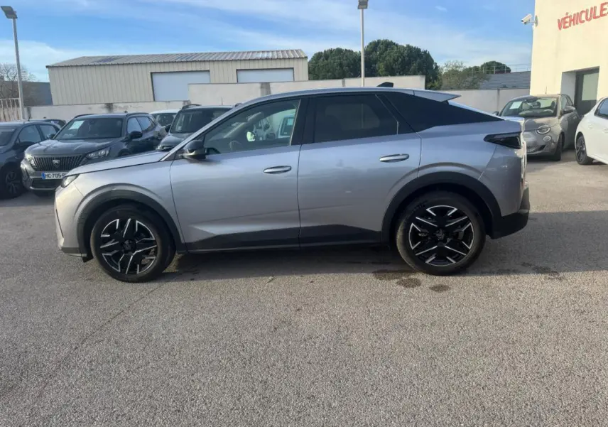 Peugeot 3008 Hybrid gris vue de profil côté gauche, avec jantes alliage noires 19 pouces et toit noir contrasté.