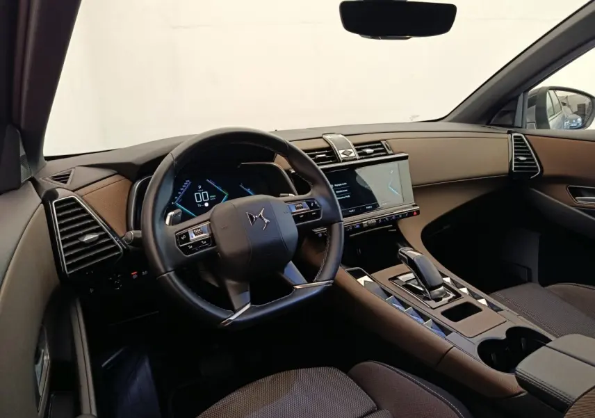 Intérieur du DS7 Crossback E-TENSE 225 Business 2022, vue côté conducteur sur volant cuir et écran tactile central.