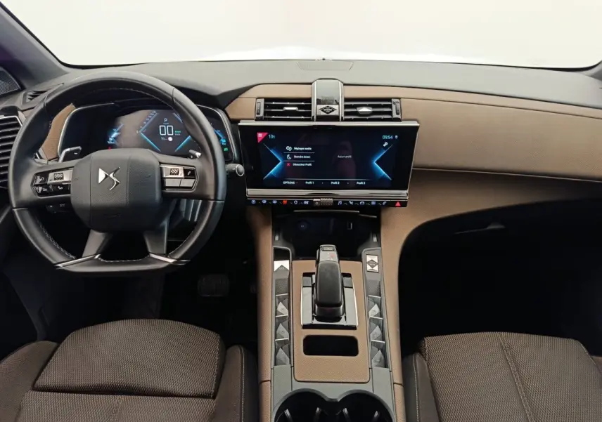 Vue intérieure frontale du tableau de bord et volant cuir noir du DS7 Crossback E-TENSE 225 avec écran tactile central 12 pouces.