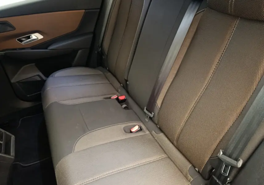 Vue rapprochée de la banquette arrière en tissu gris foncé du DS7 Crossback E-TENSE 225 BUSINESS, avec ceinture de sécurité visible.