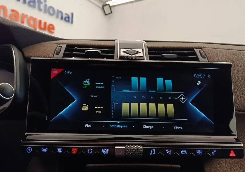 Écran tactile central du tableau de bord du DS7 Crossback gris clair, affichant les statistiques de consommation.