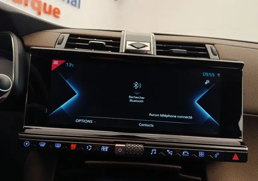 Écran tactile central 12 pouces du tableau de bord du DS7 Crossback E-TENSE 225 gris clair, intérieur brun.