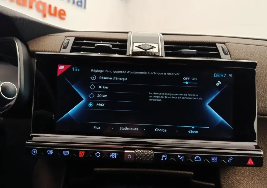 Écran tactile central du tableau de bord du DS7 Crossback E-TENSE 225, affichant les réglages d'autonomie électrique.