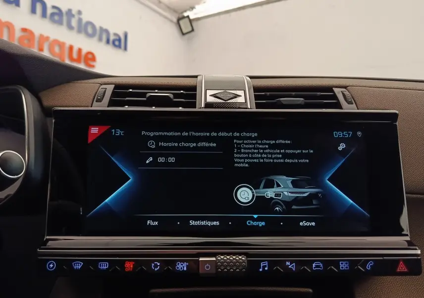 Écran tactile central du tableau de bord du DS7 Crossback E-TENSE 225, affichant la programmation de charge.