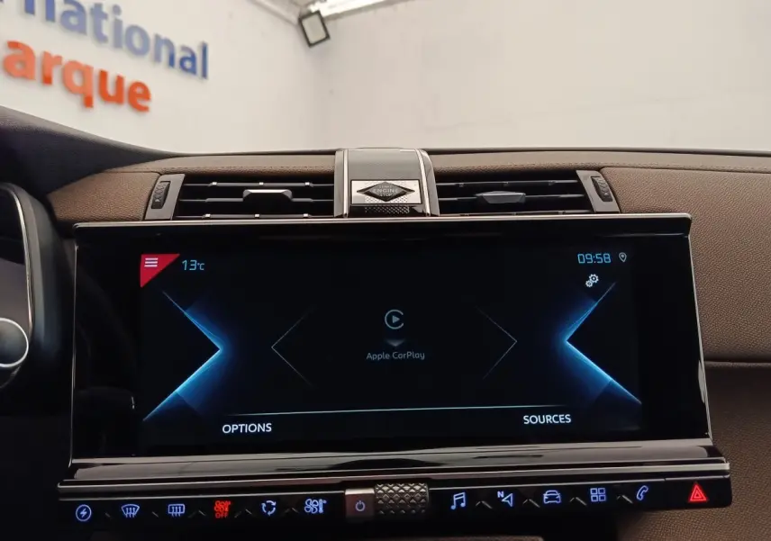 Vue rapprochée de l’écran tactile central du tableau de bord du DS7 Crossback E-TENSE 225 gris clair, affichant Apple CarPlay.