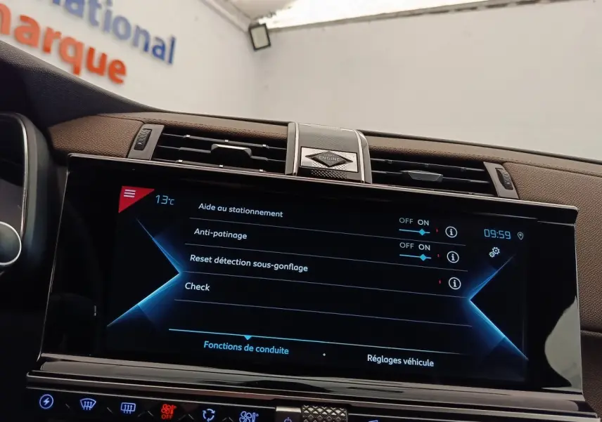 Écran tactile central du tableau de bord du DS7 Crossback E-TENSE 225, affichant les aides à la conduite.