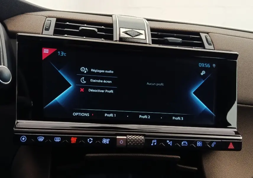 Écran tactile central allumé du DS7 Crossback E-TENSE 225 Business, vue intérieure du tableau de bord en noir et marron.