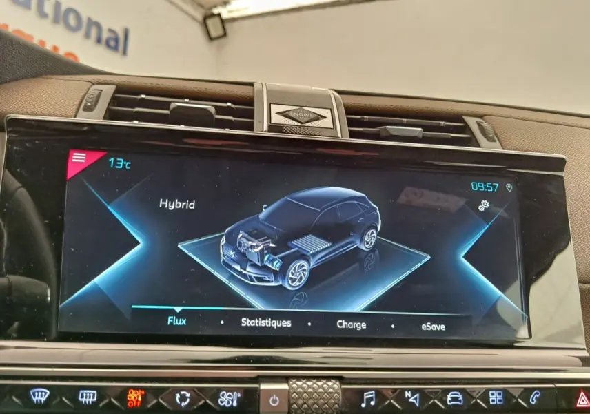 Gros plan sur l'écran tactile central du tableau de bord du DS7 Crossback gris clair, affichant le mode hybride.