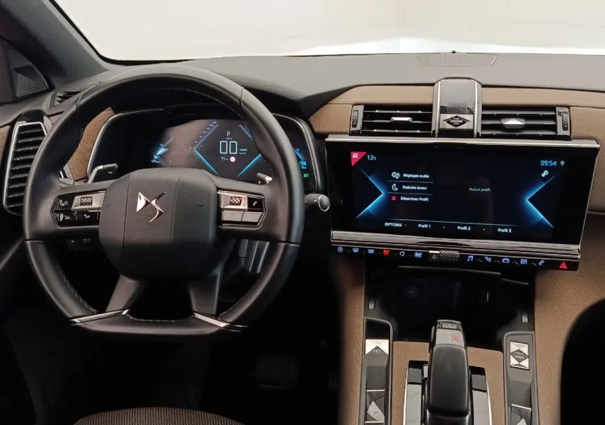 Vue intérieure frontale du tableau de bord du DS7 Crossback E-TENSE 225 Business avec volant cuir et écran tactile 12 pouces.