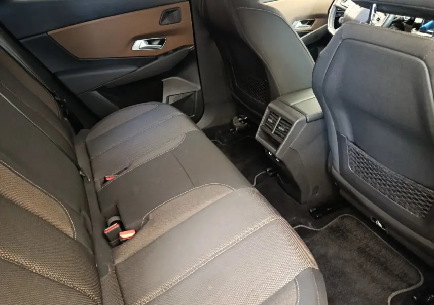 Vue arrière intérieure du DS7 Crossback E-TENSE 225 Business montrant les sièges noirs et les aérateurs centraux arrière.