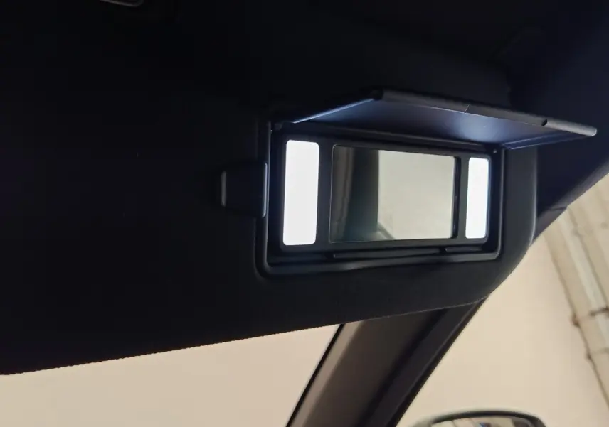 Miroir de courtoisie éclairé sur pare-soleil intérieur côté conducteur d’un DS7 Crossback gris clair 2022.