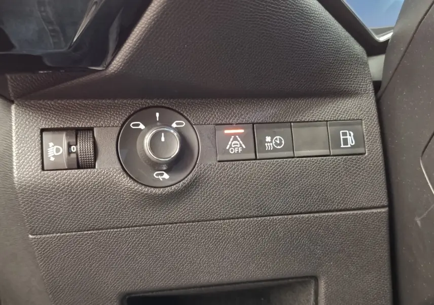 Gros plan sur les commandes latérales noires du tableau de bord du DS7 Crossback E-TENSE 225 BUSINESS 2022.