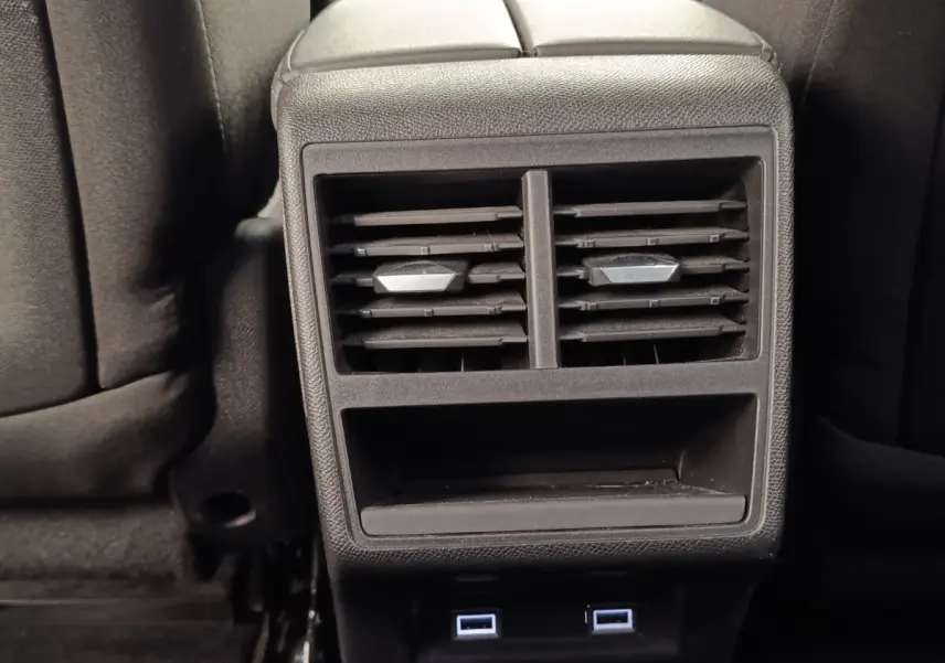 Gros plan sur la console arrière noire avec bouches d’aération et ports USB du DS7 Crossback E-TENSE 225 gris clair.