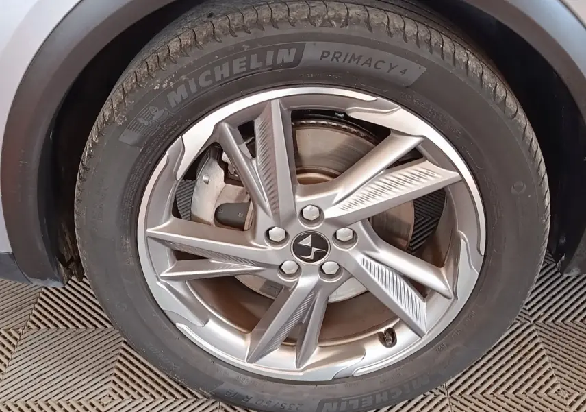 Gros plan sur la roue avant droite gris clair du DS7 Crossback E-TENSE avec jante alliage et pneu Michelin.