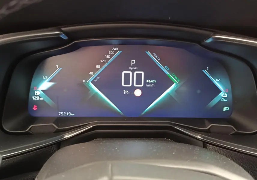 Tableau de bord numérique du DS7 Crossback E-TENSE 225, affichage hybride avec vitesse et indicateurs énergie.