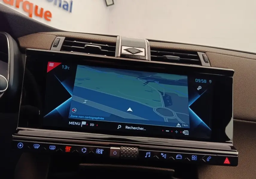Écran tactile central du tableau de bord du DS7 Crossback gris clair, affichant la navigation en 3D.