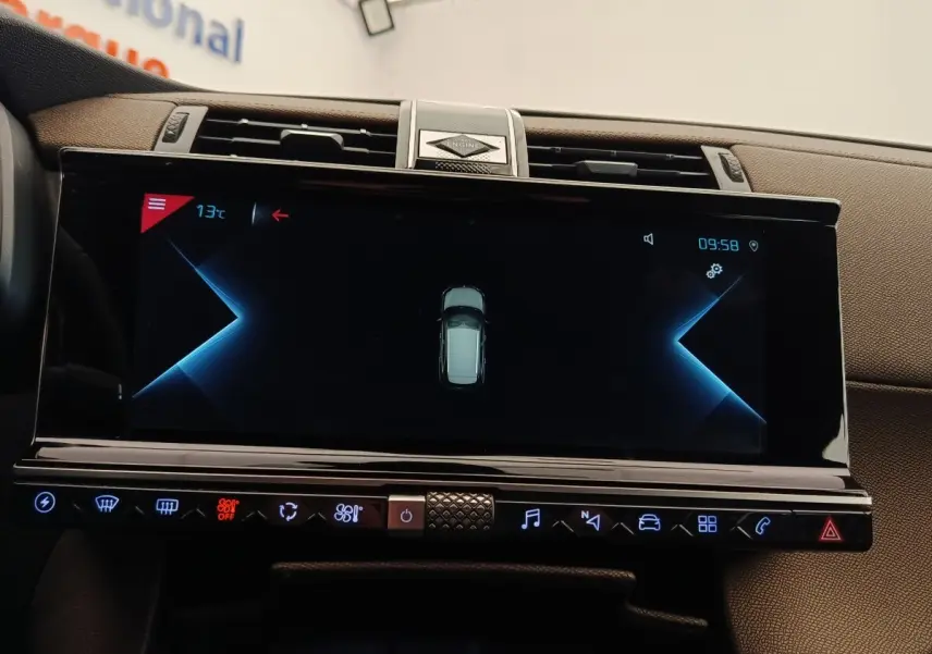Vue rapprochée de l’écran tactile central noir du tableau de bord du DS7 Crossback E-TENSE 225 BUSINESS.