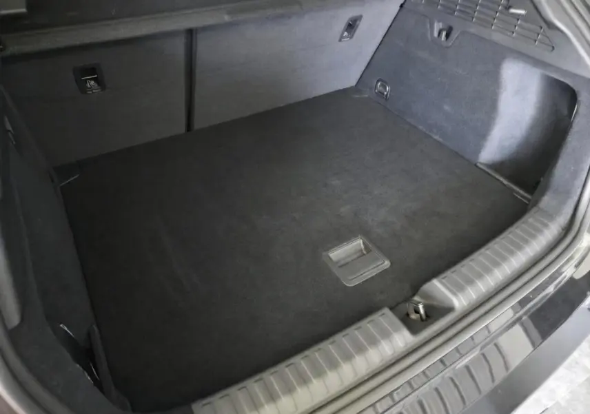 Coffre spacieux vu de dessus, intérieur noir, Audi A3 Sportback 2023 avec seuil de chargement visible.