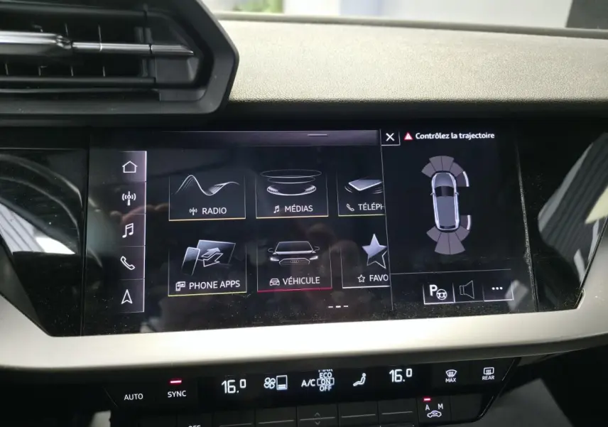 Écran tactile central de l’Audi A3 Sportback 2023 noir, affichant les options multimédias et assistance à la conduite.
