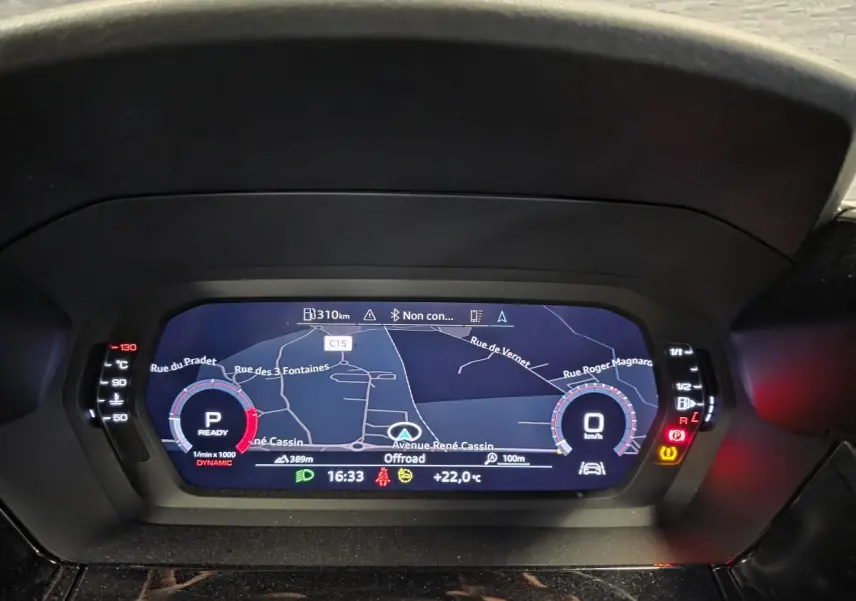 Tableau de bord numérique Audi A3 Sportback 2023 affichant la navigation et les indicateurs en mode dynamique.