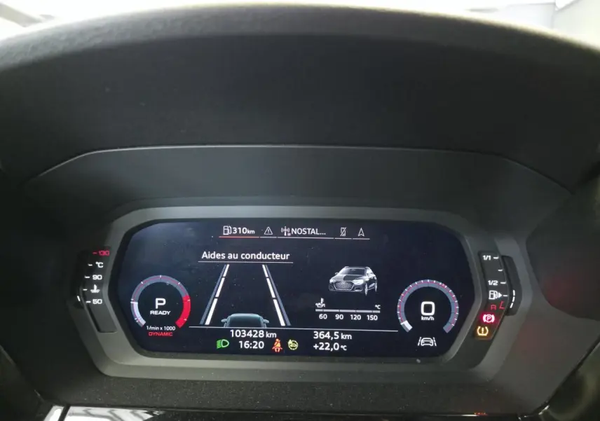 Tableau de bord numérique Audi A3 Sportback 2023 affichant aides au conducteur et informations de conduite.
